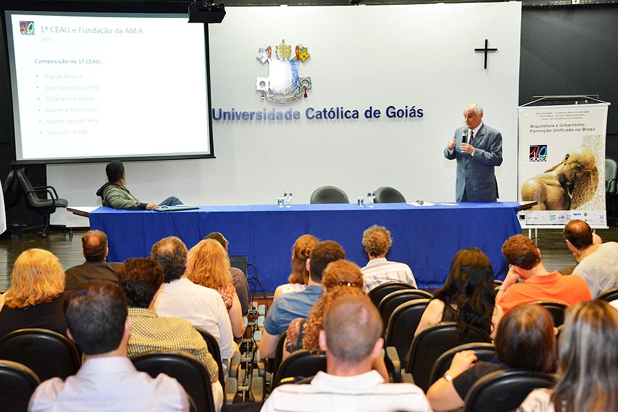 Palestra e livro marcam os 40 anos da ABEA no XVI CONABEA e XXXII ENSEA em Goiânia.